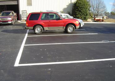 High traffic parking lot lines painted liquid cold appled thermoplastic traffic line paint.
